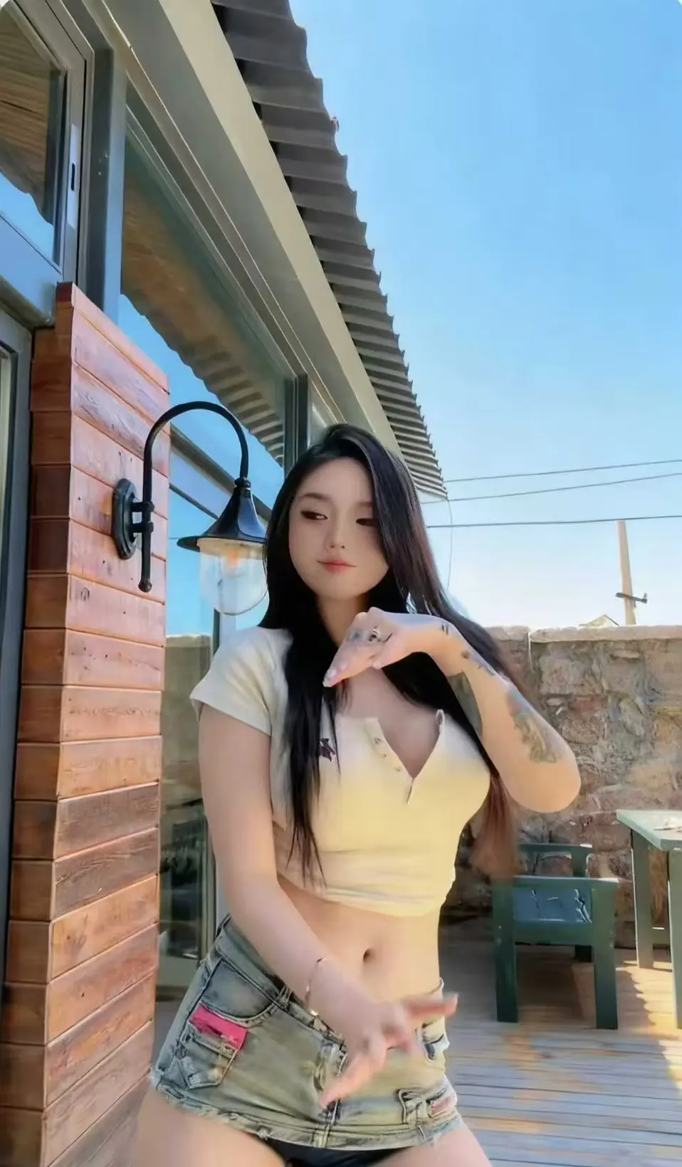 《Meena 成美男》高清全集免费看-无删减中文版在线观看-网盘资源便捷获取-畅享无广告观影体验